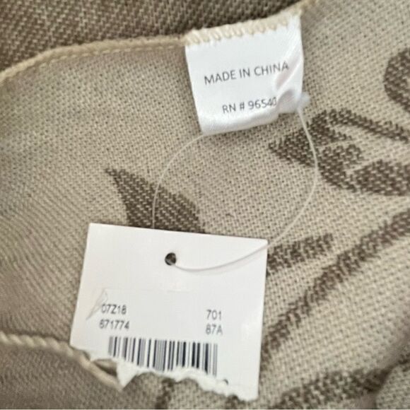 Floral, fringed scarf - Picture 3 of 4